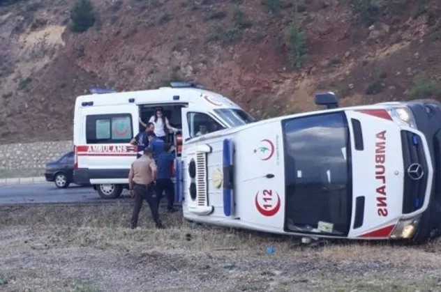 Denizli Serinhisar'da hasta taşıyan ambulans devrildi: 4 yaralı
