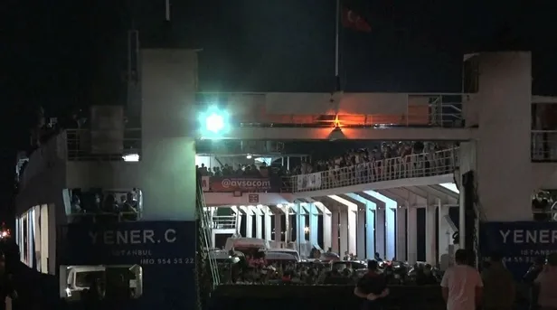 Son dakika: Gece yarısı Marmara Denizi'nde panik: Arabalı yolcu feribotu arızalandı, yüzlerce yolcu mahsur kaldı-4