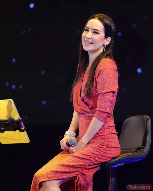 4 yılı devirdiler! İpek Açar eşi Alper Kömürcü'yle tanışma hikayesini ilk kez anlattı! 'İyi ki Doğdun Kayahan' konserinde... - 2