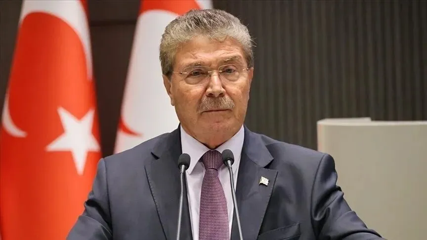 1787550489959.jpeg Kuzey Kıbrıs Türk Cumhuriyeti Başbakanı Ünal Üstel, Türkiye ile KKTC arasında imzalanan doğal gaz boru hattı mutabakatını Birleşmiş Milletler’e şikayet eden Güney Kıbrıs Rum Yönetimi’ne sert tepki gösterdi.