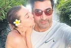 Eşini öpmelere doyamadı! 8 yıl önce evlenen Sinem Kobal, eşi Kenan İmirzalıoğlu’yla tatil pozlarını ilk kez paylaştı