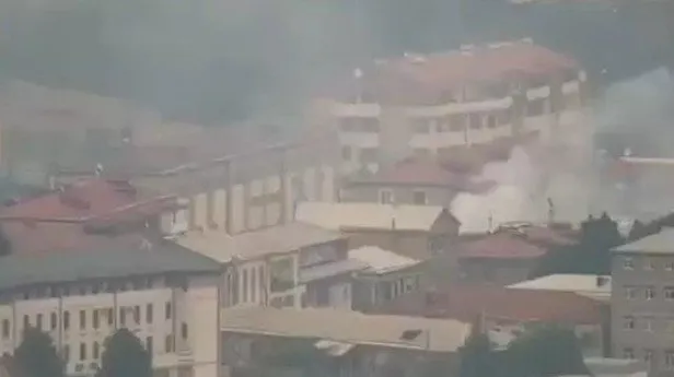 azerbaycan-karabagdaki-ermenilere-insani-yardim-gonderdi-ermeniler-kenti-atese-verdi-hedef-tahtasina-oturan-pa-1695459403801.jpeg Azerbaycan Karabağ'daki Ermenilere insani yardım gönderdi! Ermeniler kenti ateşe verdi: Hedef tahtasına oturan Paşinyan A ve B planını açıkladı! İşte bölgeden son durum-7