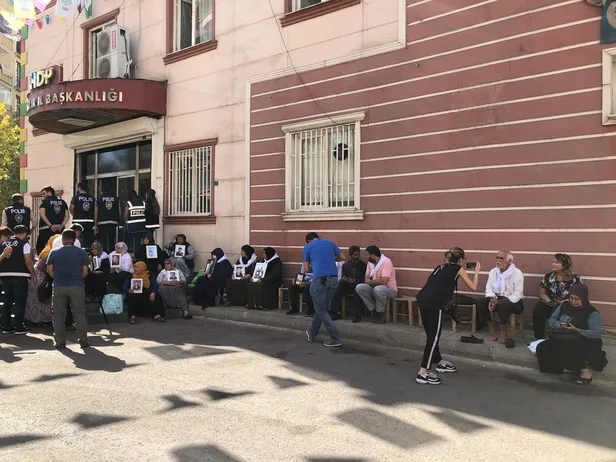 HDP önündeki oturma eylemi 10'uncu gününde! Anneler isyan etti: Allah onları kahretsin-5