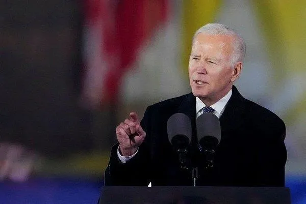 80 yaşındaki ABD Başkanı Joe Biden uçağın merdivenlerine düştü!-9