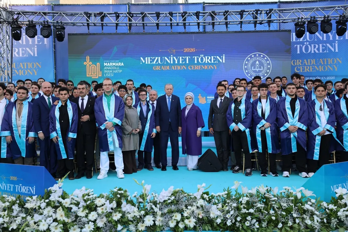 1782504467465.jpeg Başkan Erdoğan, torununa diplomasını kendi elleriyle verdi-3
