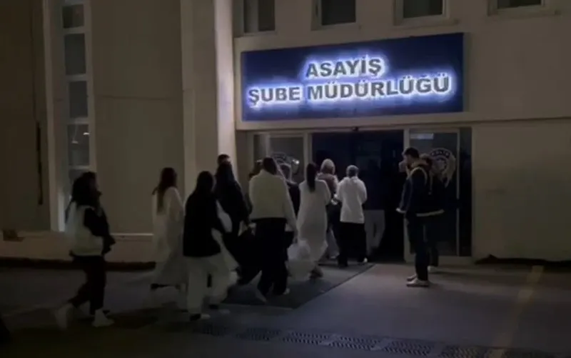 ankarada-eglence-mekanlarina-operasyon-usulsuz-calistirilan-47-yabanci-uyruklu-kadin-sinir-disi-edildi-1778309706454.jpeg Ankara'da eğlence mekanlarına operasyon: Usulsüz çalıştırılan 47 yabancı uyruklu kadın sınır dışı edildi-3