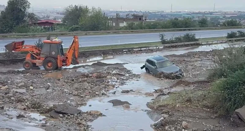 Hatay’da heyelanın kapattığı otoyolda ulaşım durdu. (İHA)