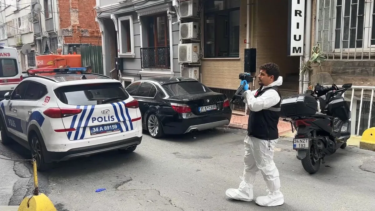 Balkondan yan binanın çatısına geçmek istedi: 6. kattan düşen Kazakistanlı turist hayatını kaybetti
