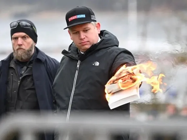 isvecten-provokasyon-kuran-i-kerim-yakmaya-izin-verdiler-1687943293999.jpeg NATO kaderi Türkiye'nin iki dudağının arasında olan İsveç'te alçak provokasyon! Yine Kur'an-ı Kerim yakıldı... | Göstermelik soruşturma-6