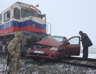 Son dakika: Kars'ta yük treninin hemzemin geçitte çarptığı otomobildeki 3 kişi öldü