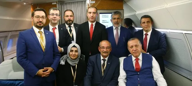 Erdoğan, dönüş yolunda gazetecilerle hatıra fotoğrafı çektirdi