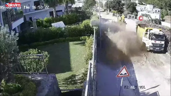 Su borusu bomba gibi patladı site savaş alanına döndü: O anlar kamerada