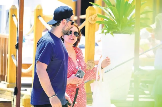 mikanosda-tatil-yapan-cagla-sikel-gitti-mekanda-ters-kose-oldu-1657396005177.jpeg Mikanos'da tatil yapan Çağla Şıkel gittiği mekanda ters köşe oldu-3