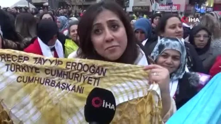 Başkan Erdoğan'dan anlamlı jest! Gözyaşlarına boğulan genç kıza poşusunu hediye etti: "Ömrüm boyunca saklayacağım"