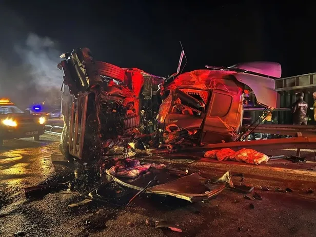 Sakarya'da feci kaza: Devrilen tırda sıkışan sürücü hayatını kaybetti-4