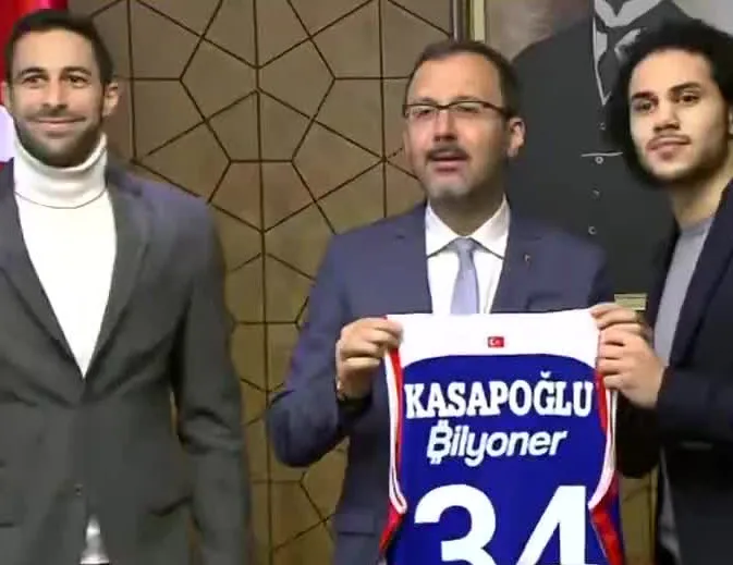 Bakan Kasapoğlu, Shane Larkin’e Türkiye Cumhuriyeti kimliği verdi