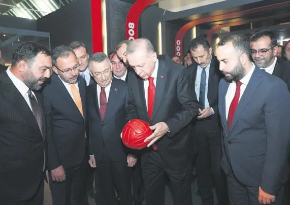 sut-ve-gol-turk-futbol-tarihi-sergisi-baskan-erdoganin-katilimiyla-acildi-1667435517619.jpeg ‘Şut ve Gol: Türk Futbol Tarihi Sergisi’ Başkan Erdoğan’ın katılımıyla açıldı-6