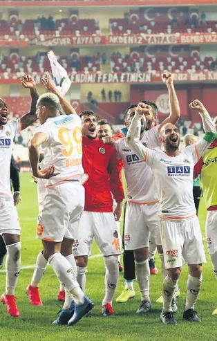 Alanyaspor finalin kapısını araladı