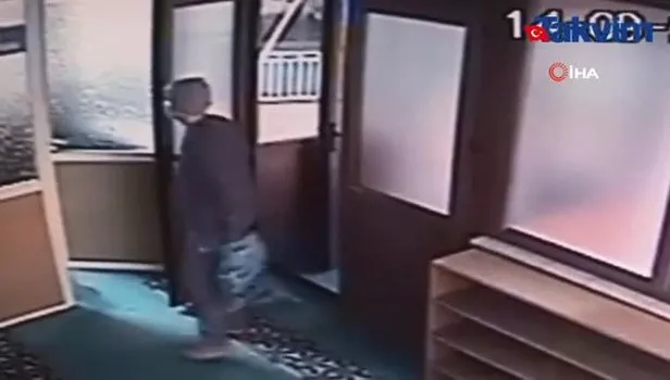 Kadıköy’de tarihi cami kundaklandı! O anlar kameralara yansıdı…
