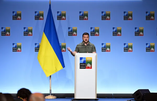 ukrayna-devlet-baskani-volodimir-zelenskiynin-yalniz-pozunun-perde-arkasi-ukrayna-cephesi-bastirdi-nato-rest-c-1689233010389.jpg Ukrayna Devlet Başkanı Volodimir Zelenskiy'nin 'yalnız' pozunun perde arkası: Ukrayna cephesi bastırdı NATO rest çekti-9