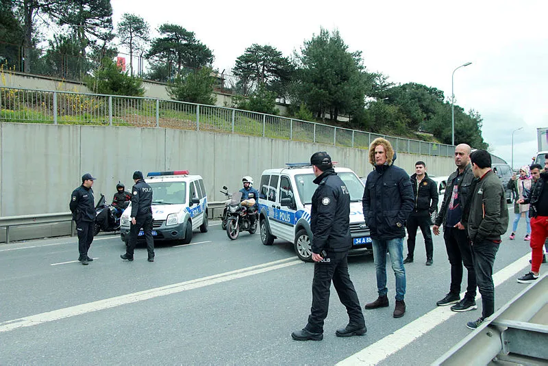 TEM Otoyolu'nda şüpheli paket alarmı! Polis alarma geçti - 1