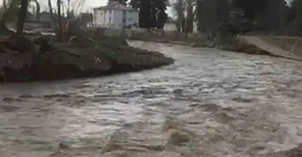 Kastamonu’da kar suları çay kenarındaki elektrik direğini yıktı! 10 köy yolu ulaşıma kapandı