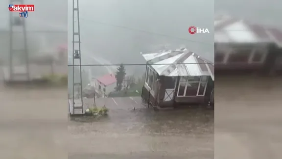 Rize’de yıldırım dehşeti kamerada! O anlar saniye saniye kaydedildi
