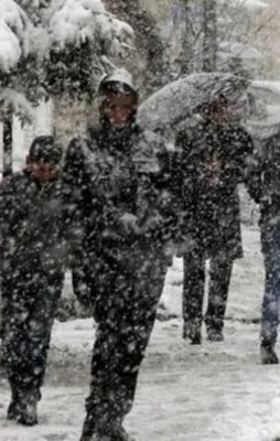 Yoğun kar yağışı okulları tatil ettirdi