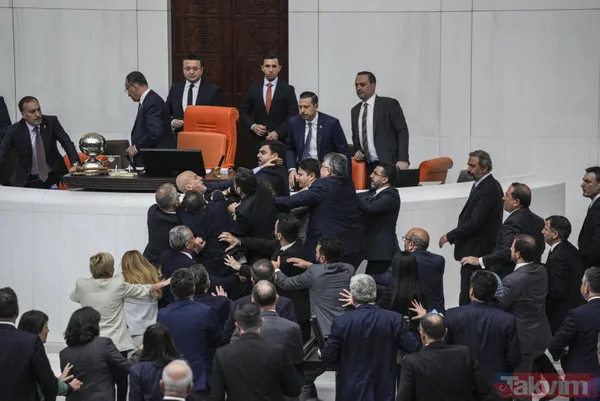 Filistin oturumuna mazeret sunan CHP lideri Özgür Özel Can Atalay için seke seke Meclis'e geldi! Bir de üstüne DEM Grubu'na gitti - 1