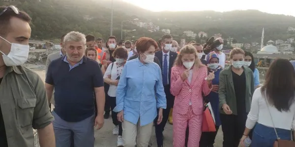 fetoculeri-oven-chpli-murat-hazinedarin-esi-ozlem-hazinedar-iyi-partiye-katildi-1629972155250.jpg FETÖ'cüleri öven CHP'li Murat Hazinedar’ın eşi Özlem Hazinedar İYİ Parti’ye katıldı-3