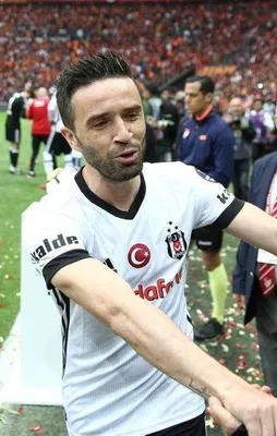 Beşiktaş'ta sürpriz ayrılık! Gökhan Gönül'e teklif geldi