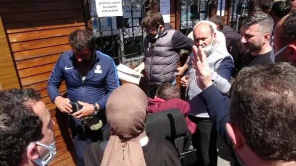 trabzonda-karaborsada-30-bin-tl-mac-bileti-polis-devrede-1651140650022.jpg Trabzon’da karaborsada 30 bin TL maç bileti! Polisler harekete geçti-4