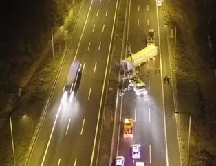 Otoyolda devrilen TIR ulaşımı aksattı