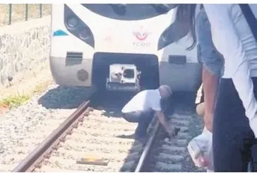 Bakırköy Marmaray’da makinist yavru kediyi raylardan kurtardı