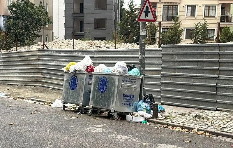 Kartal Belediyesi iştiraki Kartursaş AŞ işçilerinin bir süredir devam eden toplu sözleşme görüşmelerinden sonuç alınamaması üzerine başlattığı eylem devam ediyor. Bu nedenle toplanmayan çöpler sokaklarda, bina önlerinde ve çöp konteynerlerinin etrafında birikti. (AA)