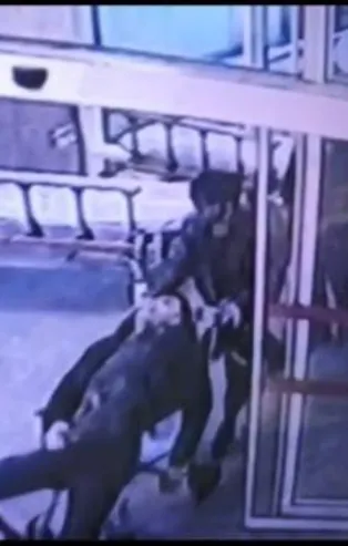 Esenler'de iki kişi ev arkadaşlarını öldürüp hastaneye bıraktı