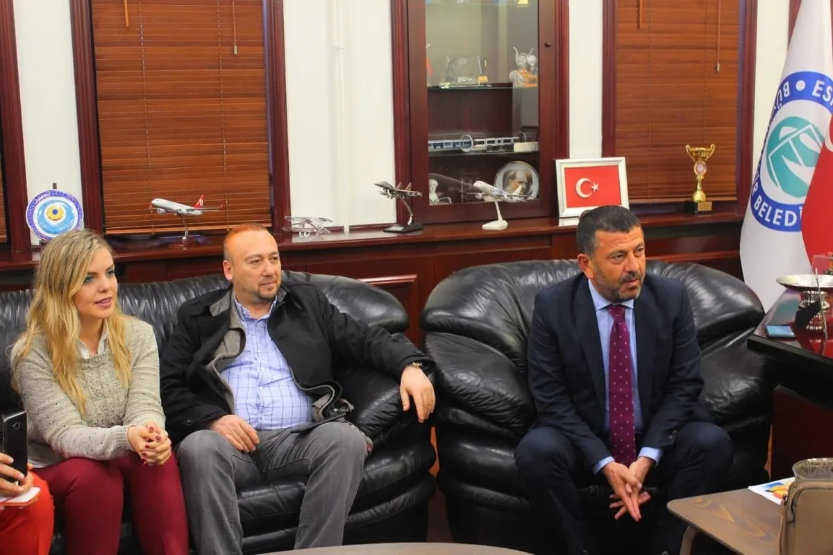 ozkan-yalim-hem-gemileri-hem-de-chpyi-yakti-bunlar-daha-baslangic-deyip-veli-agbabayi-patlatti-bir-vekille-gru-1778663092812.jpeg Özkan Yalım hem gemileri hem de CHP'yi yaktı! "Bunlar daha başlangıç" deyip pimi çekti: "Veli Ağbaba bir vekille grup yaptı" iddiası-2