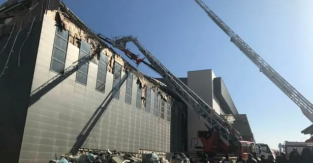 Kayseri Erciyes Üniversitesi’nin kongre merkezi binasının çatısı çöktü