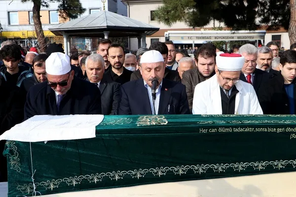 tbmm-baskani-sentopun-aci-gunu-kuzeninin-cenaze-namazini-kildirdi-1672405115029.jpg TBMM Başkanı Şentop'un acı günü: Kuzeninin cenaze namazını kıldırdı-4