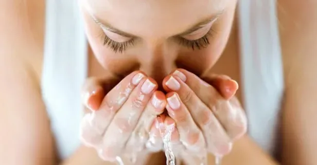 Yüzünüzü Çok Yıkamak Sizi Yaşlandırıyor: Bilim İnsanlarının Şaşırtıcı Keşfi