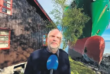 Uyanınca şok oldu! Bahçesinde dev konteyner gemisi buldu