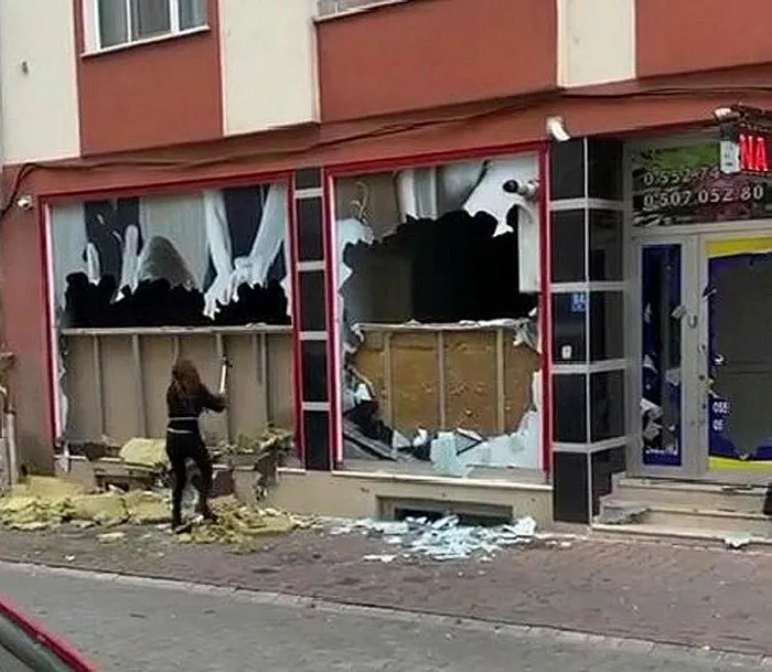 dedikodu-cildirtti-ofkeli-kadin-masaj-salonunun-camlarini-kazmayla-kirdi-1700737954373.jpeg