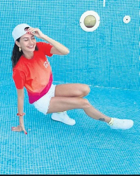 lara-surol-buse-terim-yasemin-ozilhan-ve-gulsen-tarzlariyla-one-cikti-1597877096158.jpeg Lara Surol, Buse Terim, Yasemin Özilhan ve Gülşen tarzlarıyla öne çıktı-4