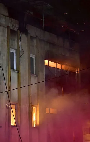 SON DAKİKA! İzmir güne alevlerle uyandı! 4 katlı fabrikada yangın