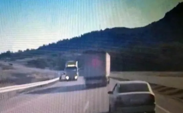 Trafikte makas atan TIR'ın tehlikeli manevraları kameralarda-2