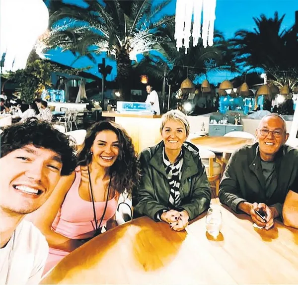 Ebru Şahin ile Cedi Osman evlilik öncesi Çeşme tatilinde: Cedi'nin ailesiyle de tanıştı-3