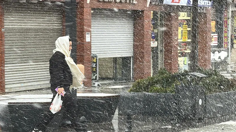 İSTANBUL'DA KAR YAĞIŞI BAZI BÖLGELERDE SÜRÜYOR-5