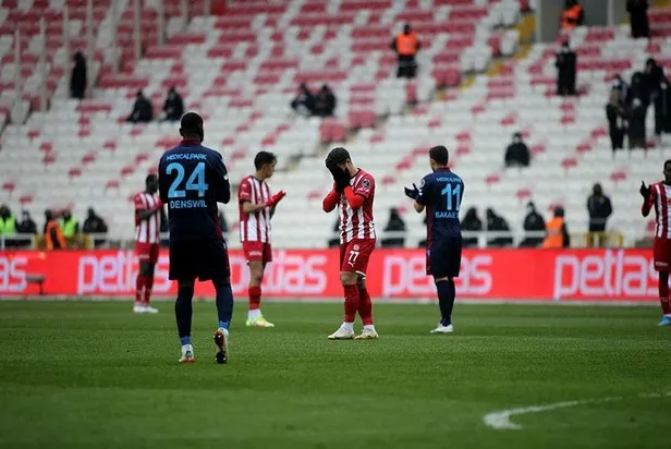 firtina-sivasta-takildi-demir-grup-sivasspor-1-1-trabzonspor-macsonucu-ozet-1642259046748.jpeg