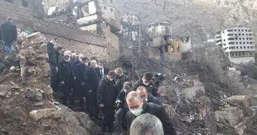 İçişleri Bakanı Süleyman Soylu ve Çevre ve Şehircilik Bakanı Murat Kurum 60 hanenin yandığı Dereiçi Köyünde