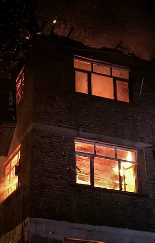 Bursa'da 3 katlı metruk binada yangın! Küle döndü